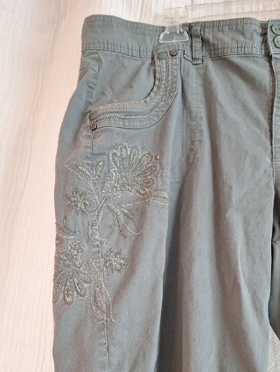 Gloria Vanderbilt Pants - Gloria Vanderbilt Olive Green Embroidered Capri Pants